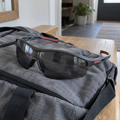 Generisk eksempel på sportsbriller med buet visirglass